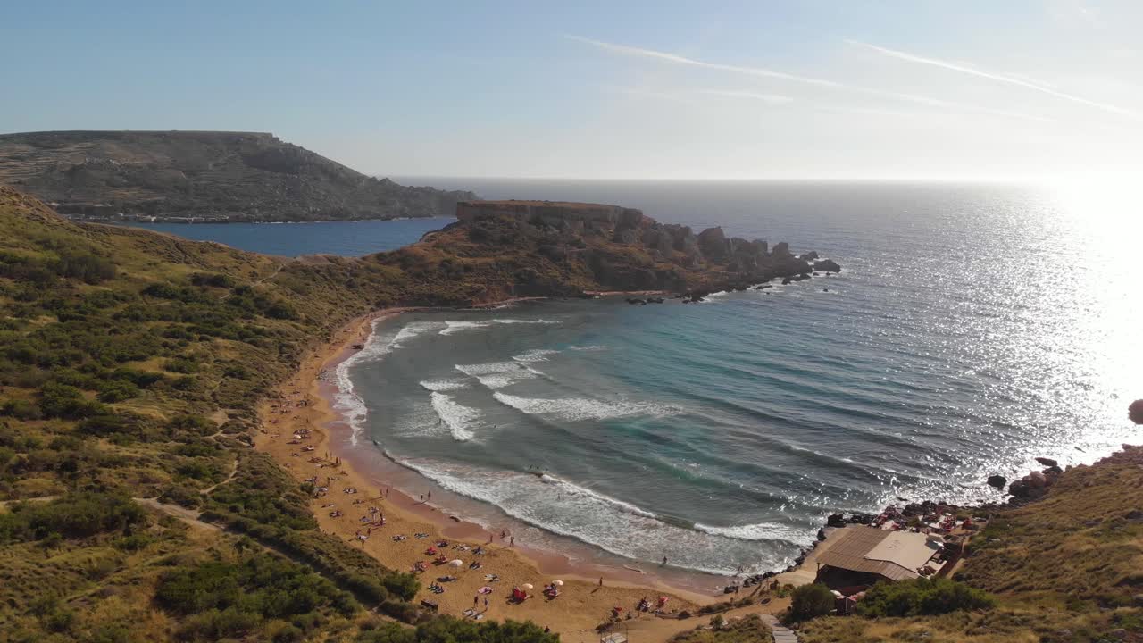 AEREA: Famosa baia di Ghajn Tuffieha con una splendida spiaggia dorata a Malta