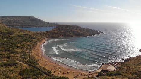 Luftaufnahme:-Berühmte-Gajn-Tuffieha-Bucht-Mit-Wunderschönem-Goldenen-Strand-Auf-Malta