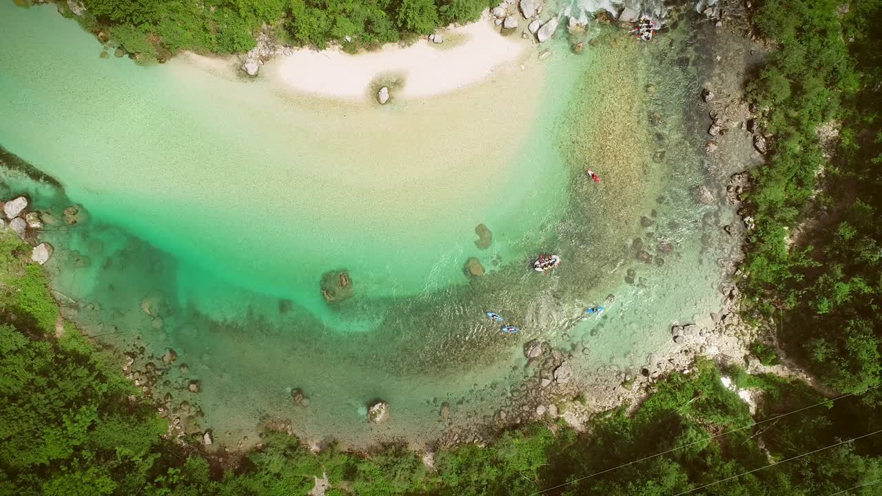 슬로베니아 의 소카 강 에서 자연 에 둘러싸여 라프팅 을 하는 사람 들 의 공중 사진