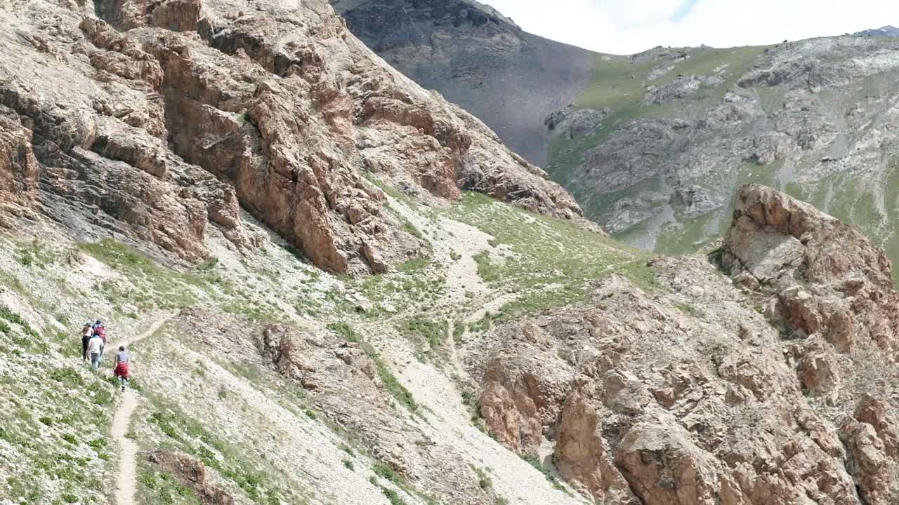 senderismo en las hermosas montañas alay en la región de osh de kirguistán