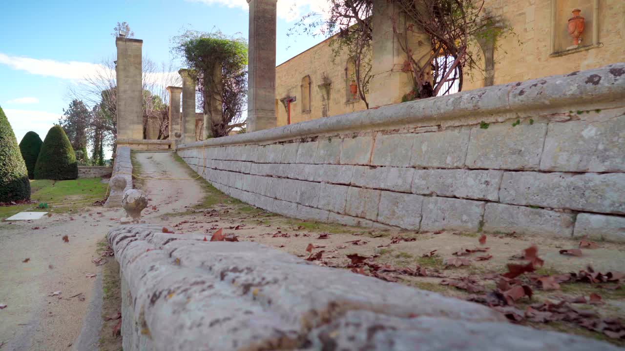 프랑스의 빈 관광 광장, covid-19 대유행 봉쇄 기간 동안 버려진, 강한 바람이 불고 있는 갈색 잎들