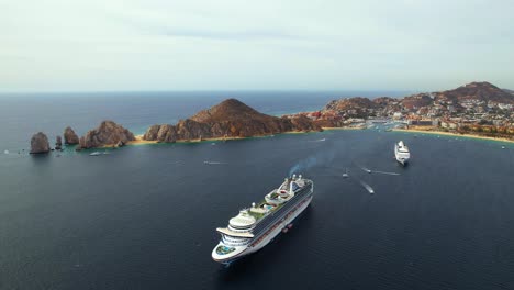 cruceros de lujo frente al soleado cabo san lucas, méxico - vista aérea