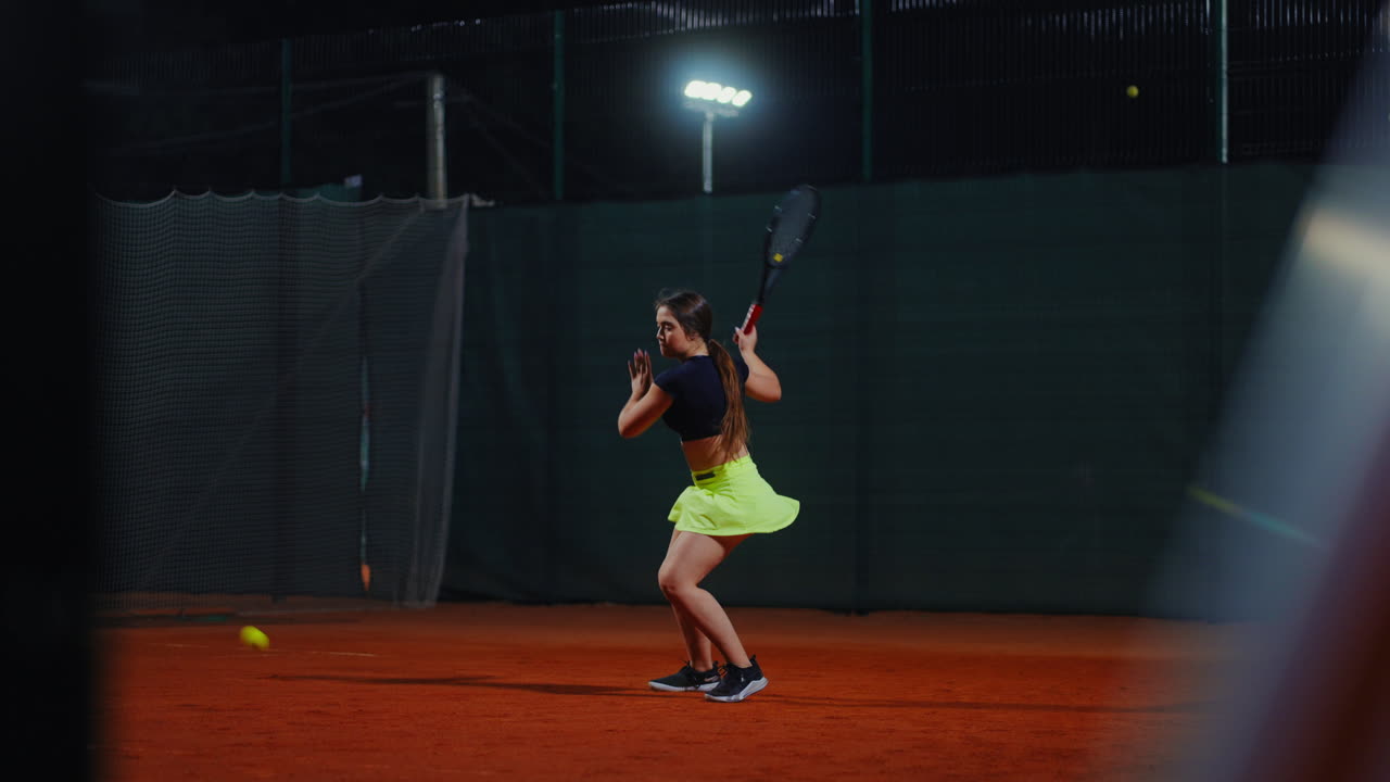 밤에 테니스를 하는 여자