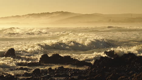 Olas-Del-Mar-Agitadas-Rompiendo-En-La-Costa-Rocosa-Durante-La-Tarde-Dorada---Toma-Panorámica-Amplia