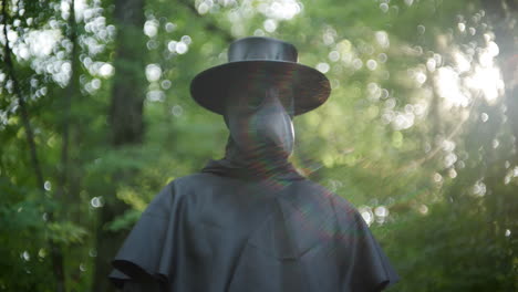 médico de la peste en el bosque con destello de lente y cámara lenta