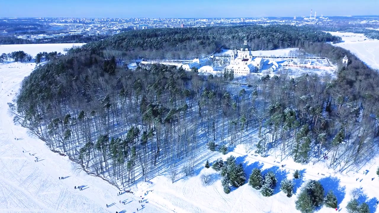 Sněhem pokrytý klášter Pažaislis obklopený zimním lesem, letecký pohled, Kaunas, Litva