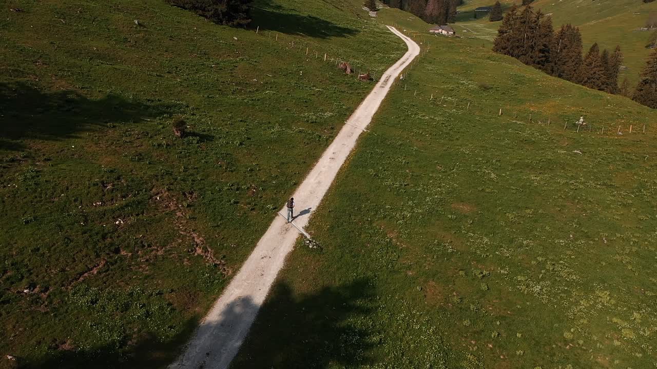 공중 드론 촬영, 여름 동안 산 절벽 흙길에서 하이킹하는 백패커