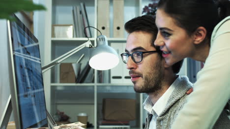 una joven pareja mirando los planes de los arquitectos de una nueva casa.