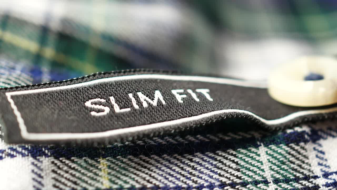 클레이드 셔츠 에 있는 은 옷 라벨 의 클로즈업