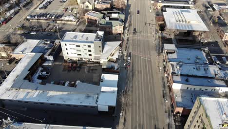 Flug-über-Die-Hauptstraße-In-Der-Innenstadt-Von-Bozeman,-Montana