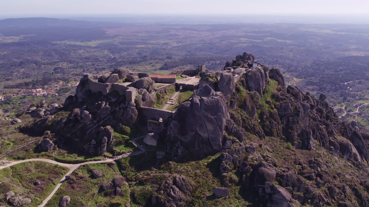 Portekiz, Castelo Branco, Monsanto Kalesi sabah bulutlarıyla