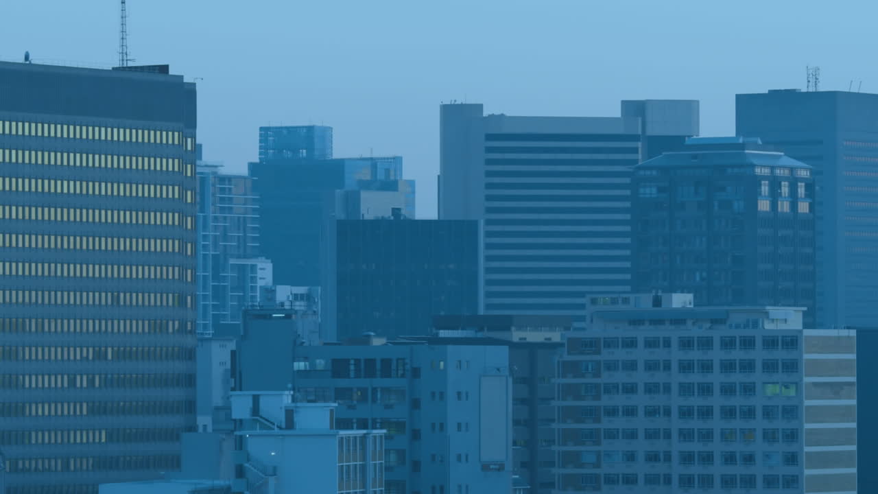 Animación de formas rojas moviéndose sobre un paisaje urbano