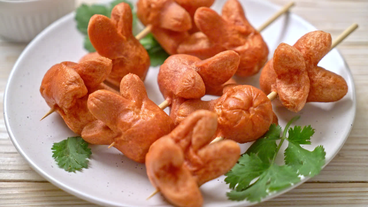 Brocheta de salchicha frita con salsa para mojar