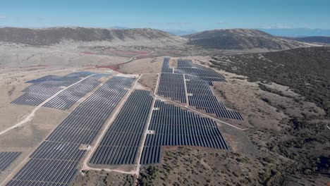 drone sobre enorme energía solar fotovoltaica parque fila paneles colinas dolly disparo a la izquierda