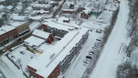 El-Dron-Se-Inclina-Hacia-Arriba-Para-Revelar-Los-Camiones-De-Nieve-De-La-Calle-Principal-Del-Centro-Limpiando-Las-Carreteras-Después-De-La-Tormenta.