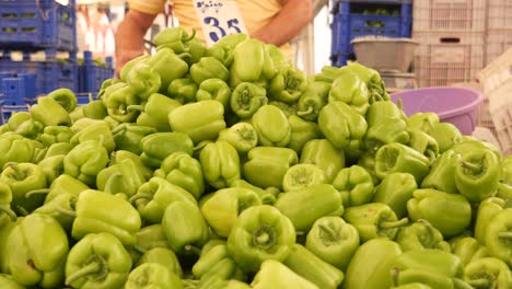 pimientos verdes para la venta en un mercado de agricultores
