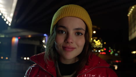 Hermosa-Mujer-Sonriendo-En-La-Calle-Urbana.-Chica-Guapa-Mirando-Cámara-Al-Aire-Libre.