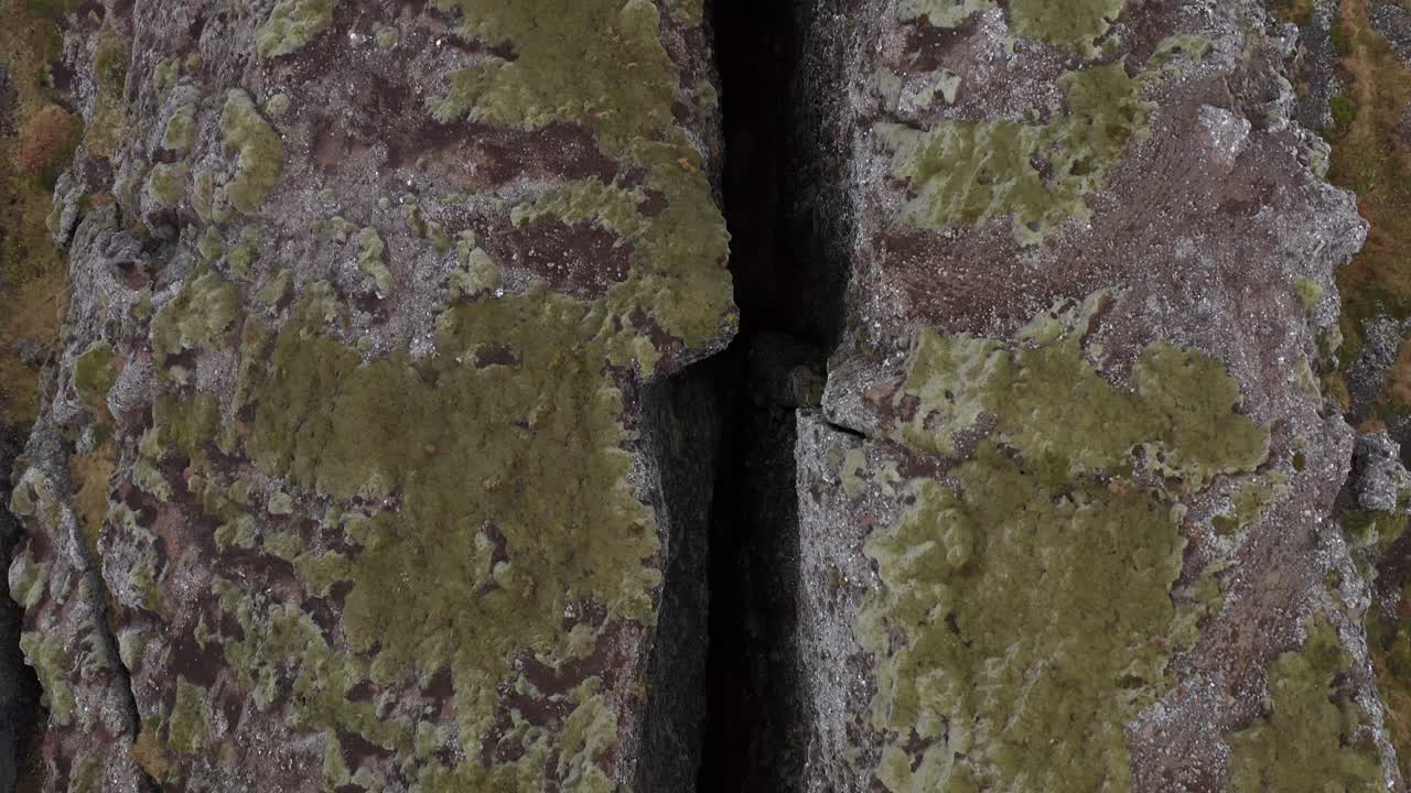 grieta estrecha en la superficie de la tierra formada por un antiguo terremoto, antena