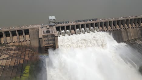 esclusas en la presa de vaal abiertas para bajar el nivel del embalse en inundación
