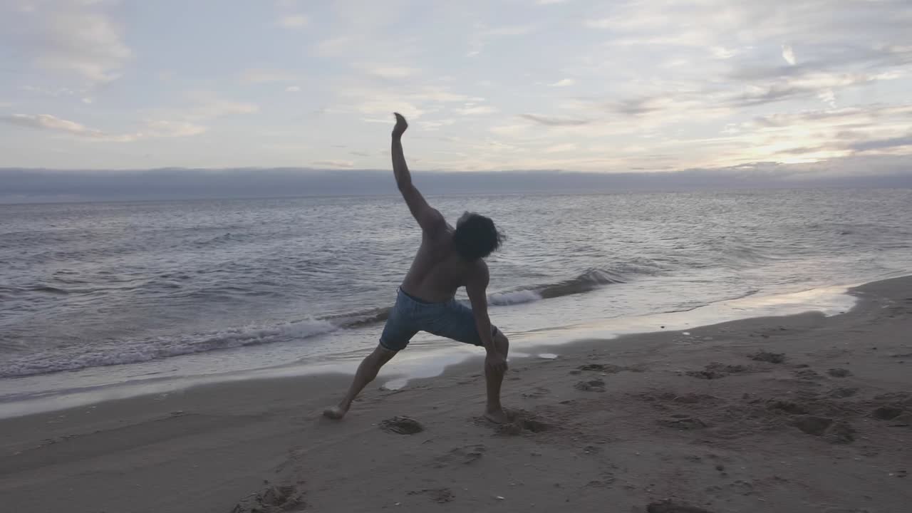 gran salto del bailarín, salida del sol detrás de él