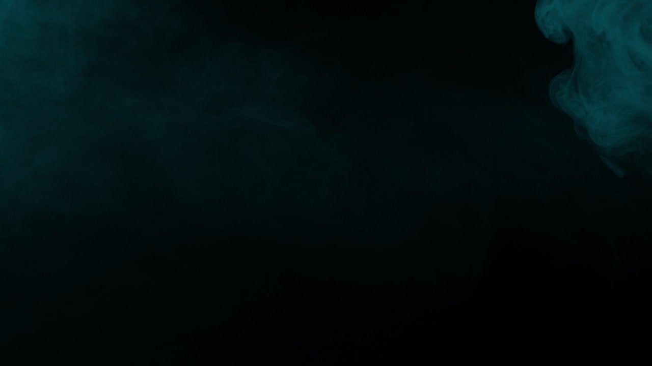 Un singolo filo di fumo ciano si muove lentamente, ideale come elemento VFX isolato per il compositing su sfondo nero.
