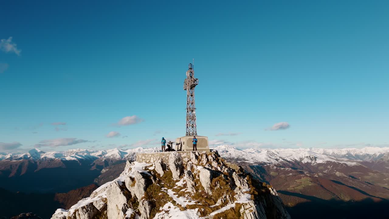 vista aérea de la torre de telecomunicaciones en el pico cubierto de nieve en el monte resegone