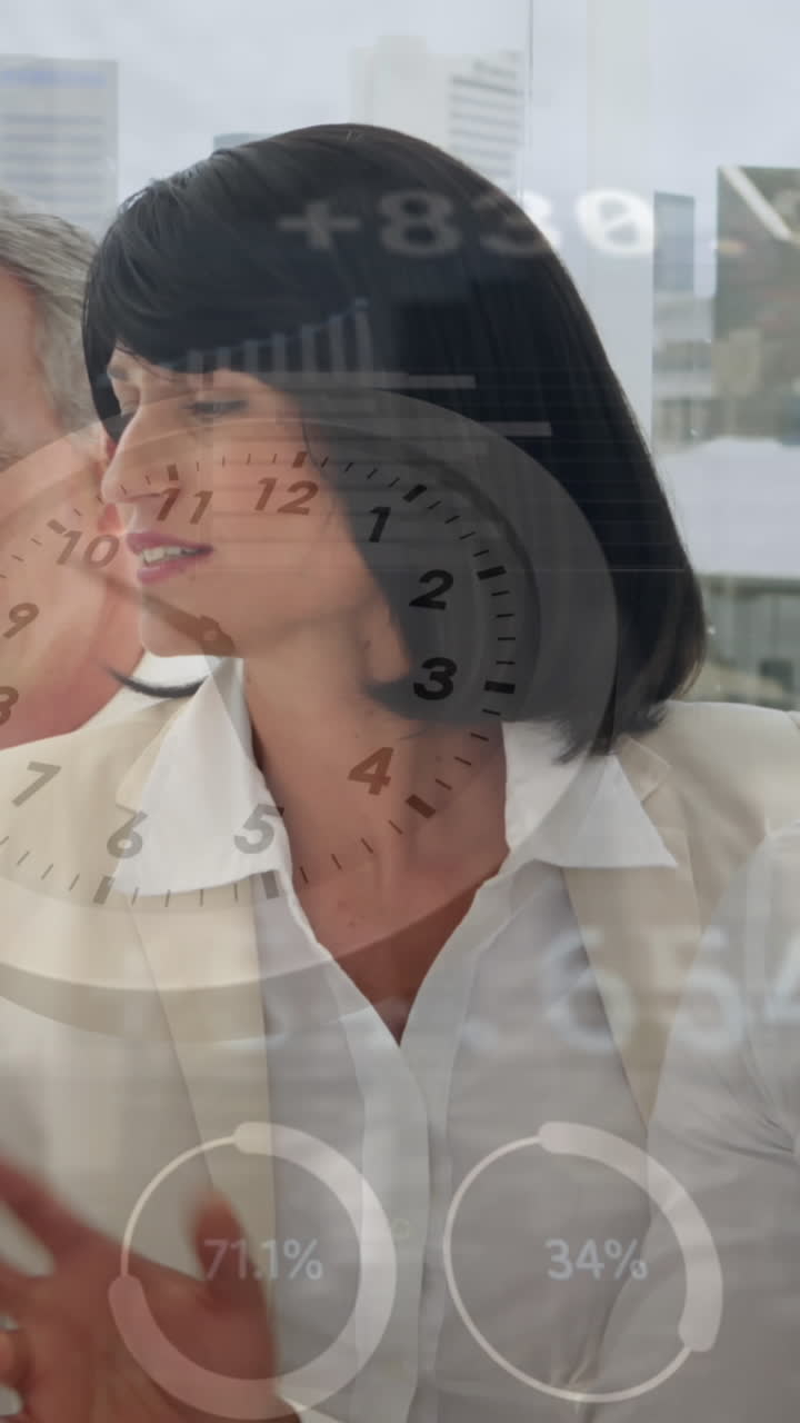 animación del procesamiento de datos y reloj sobre diversas personas de negocios tomando notas