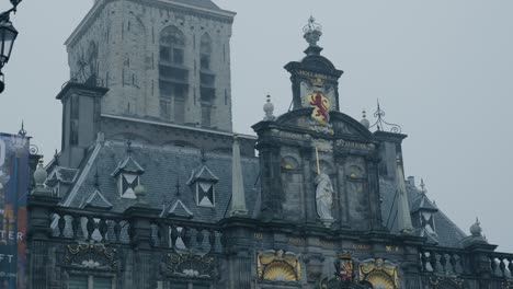 Statische-Nahaufnahme-Des-Atemberaubenden-Stadhuis-Delft-An-Einem-Bewölkten-Tag