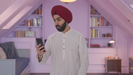 hombre indio sikh enojado gritando en una llamada de video
