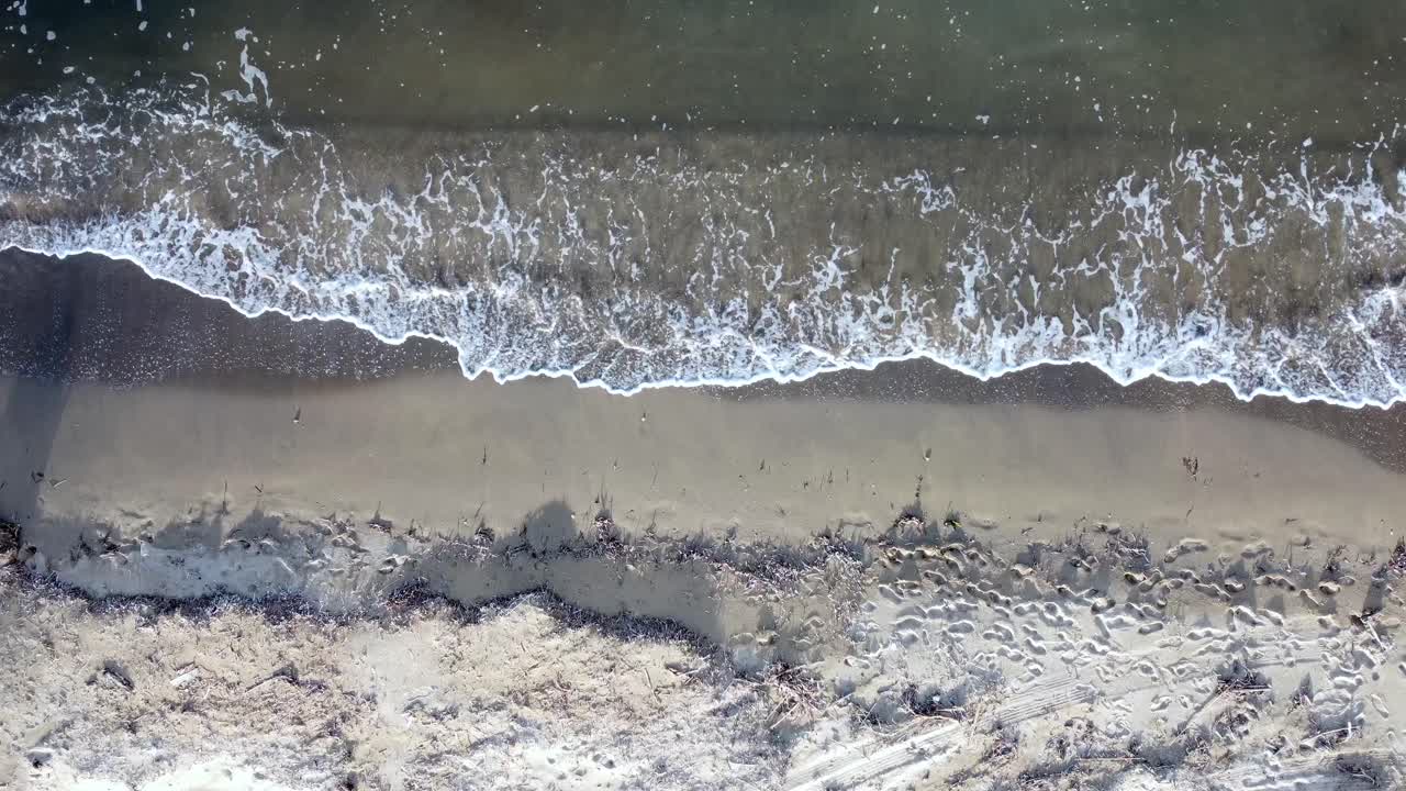 코르푸 그리스의 부카 해변에 있는 파도 해안선의 완벽한 공중 전망 비행 드론 하향식 전망은 손길이 닿지 않은 자연 모험 여행 천국입니다 위에서 philipp marnitz가 2022년 제작한 4k 영화 전망입니다