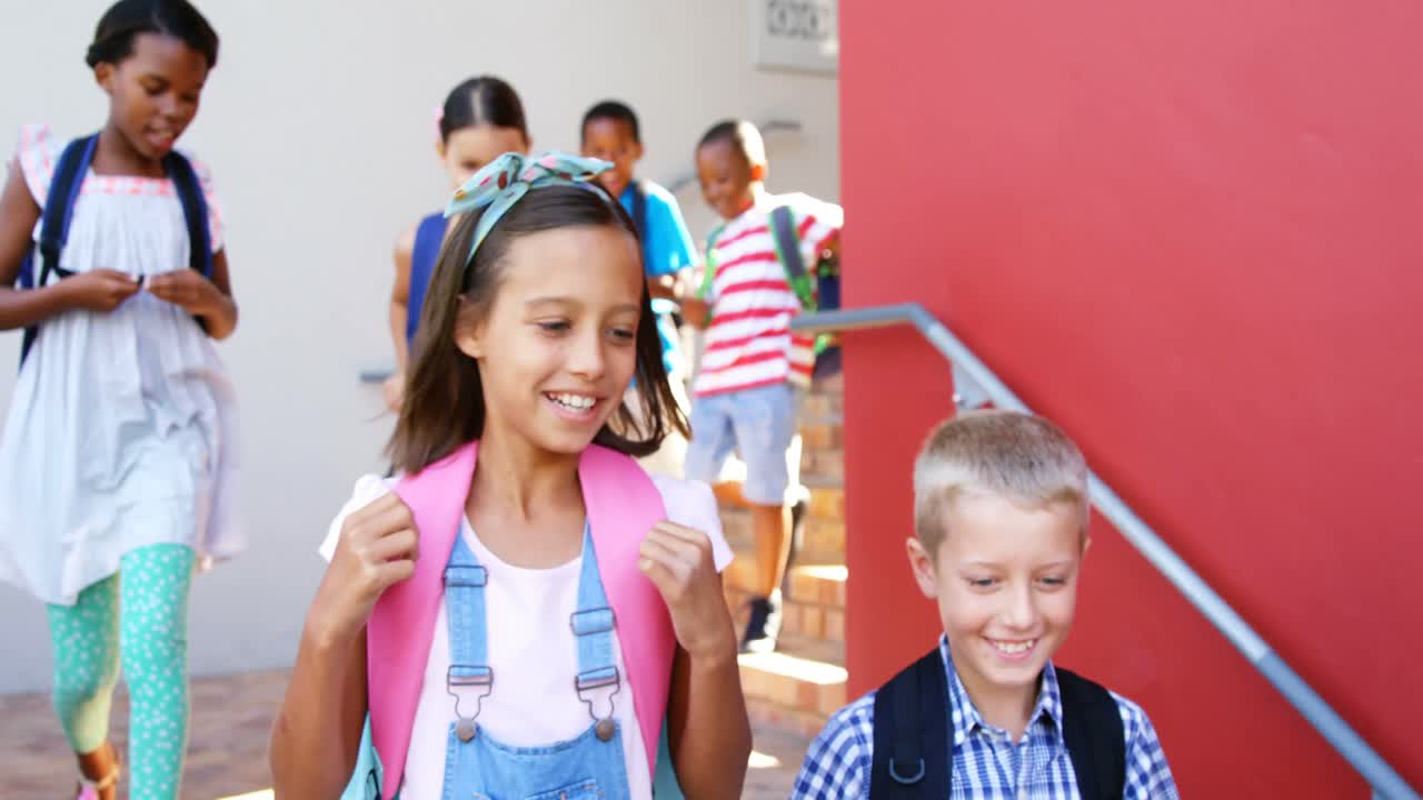niños de la escuela caminando por la escalera