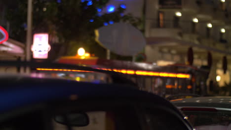 autobús turístico conduciendo en la calle nocturna de la ciudad