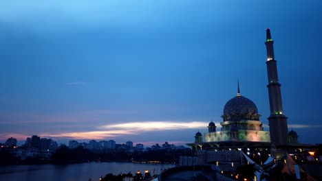 clips de video del amanecer, nubes dispersas en la mezquita de putra (masjid putra) en putrajaya, malasia. 25 imágenes por segundo