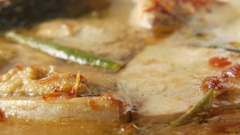 el curry de pescado en primer plano