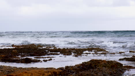 Olas-En-Una-Playa-De-Piedra-En-Mallorca