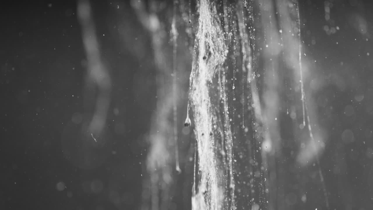 물을 통해 떨어지는 입자 및 파편 01