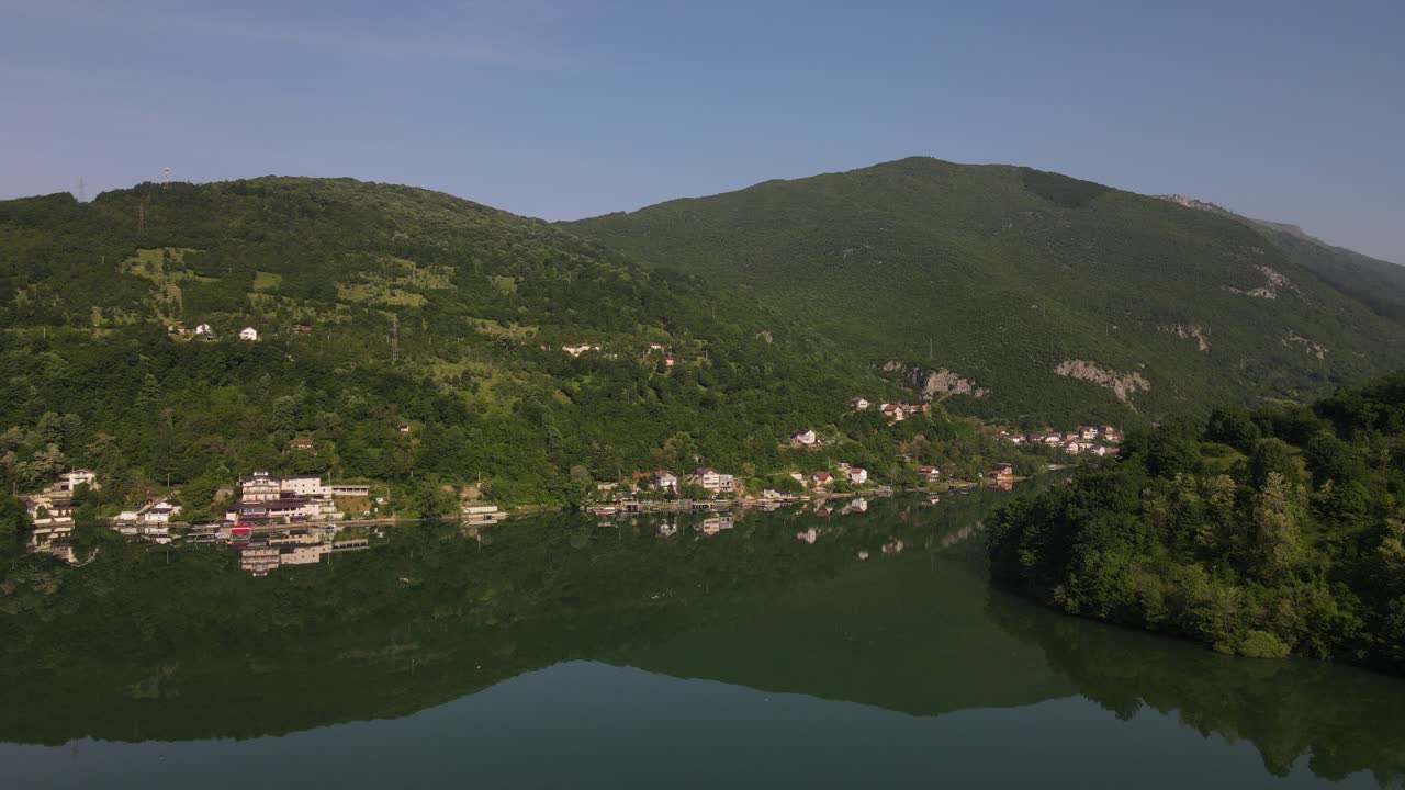 Vista aérea de drone do fértil rio Neretva fluindo pela serra, cinquenta tons de verde na beleza natural da Bósnia.