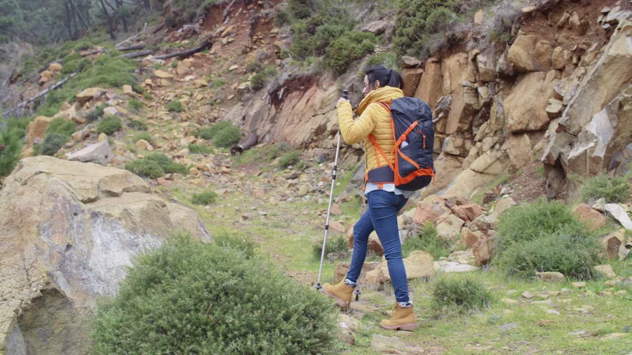 joven en forma activa en un sendero de senderismo