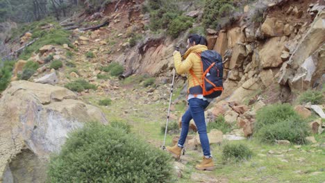 Mujer-Joven-En-Forma-Activa-En-Una-Ruta-De-Senderismo