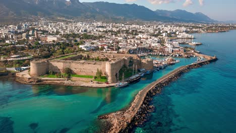 Castillo-De-Kyrenia,-Uno-De-Los-Lugares-Históricos-De-Kyrenia