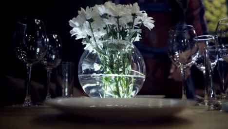 decoración de mesa con flores blancas