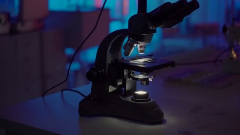 microscopio en un entorno de laboratorio