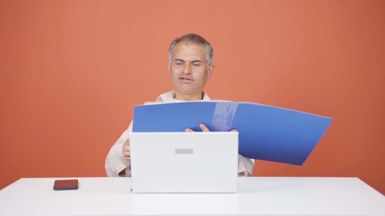 el hombre que examina los archivos aprueba los archivos con su cabeza.