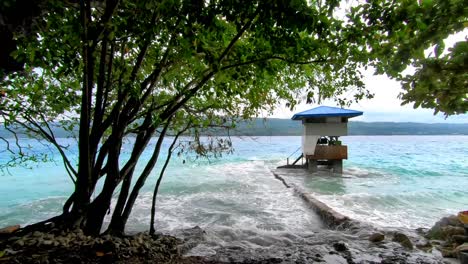 huge-waves-of-blue-waters-splashes-uphill