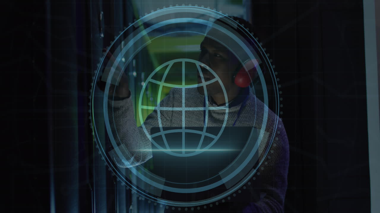 Animazione dell'icona del globo web su un ingegnere afroamericano che utilizza il laptop in una sala server.