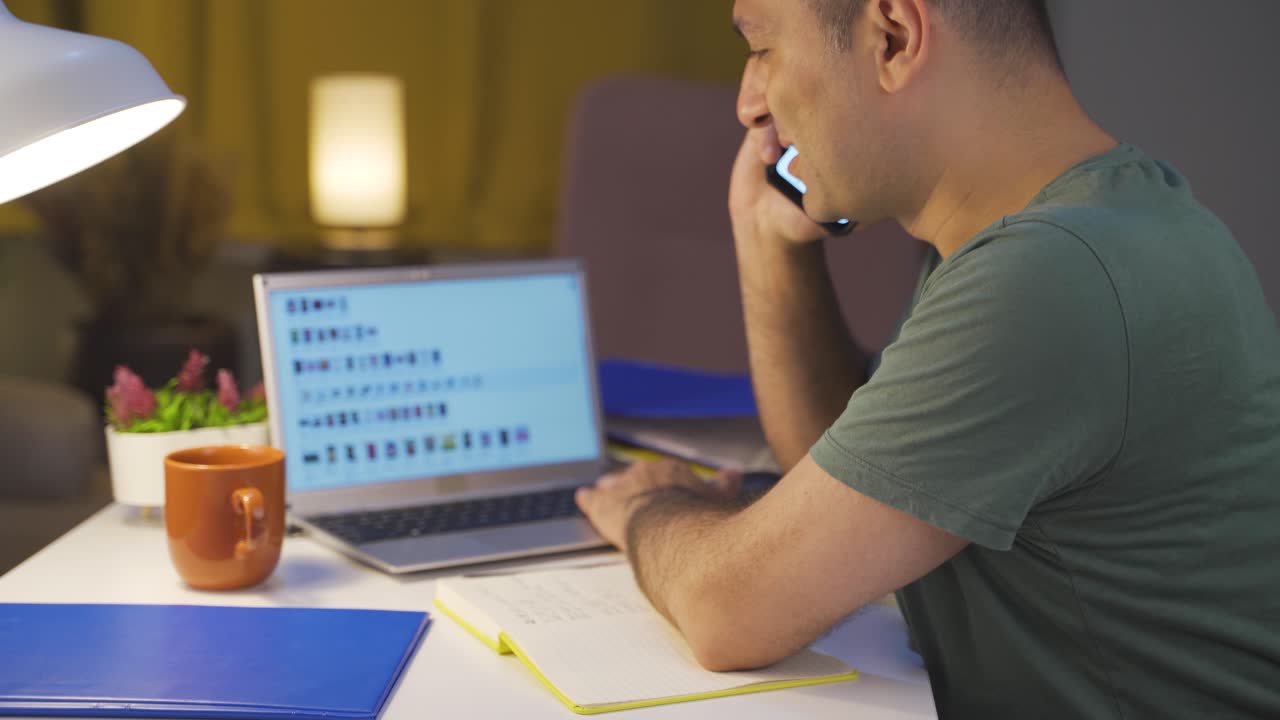 el hombre que comercia en internet. ventas de productos en línea.