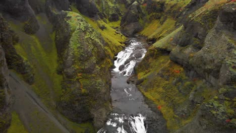Rápidos-De-La-Cascada-Stjornarfoss-En-Un-Desfiladero-Rocoso-Cubierto-De-Musgo,-Islandia