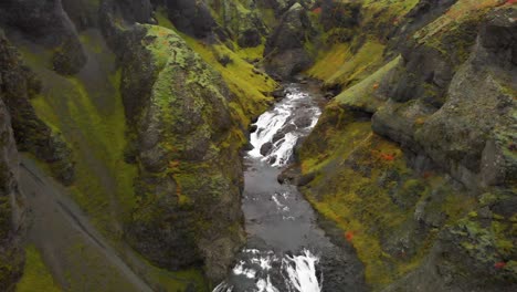 cascadas de cascadas de stornarfoss en el desfiladero rocoso de musgo, islandia