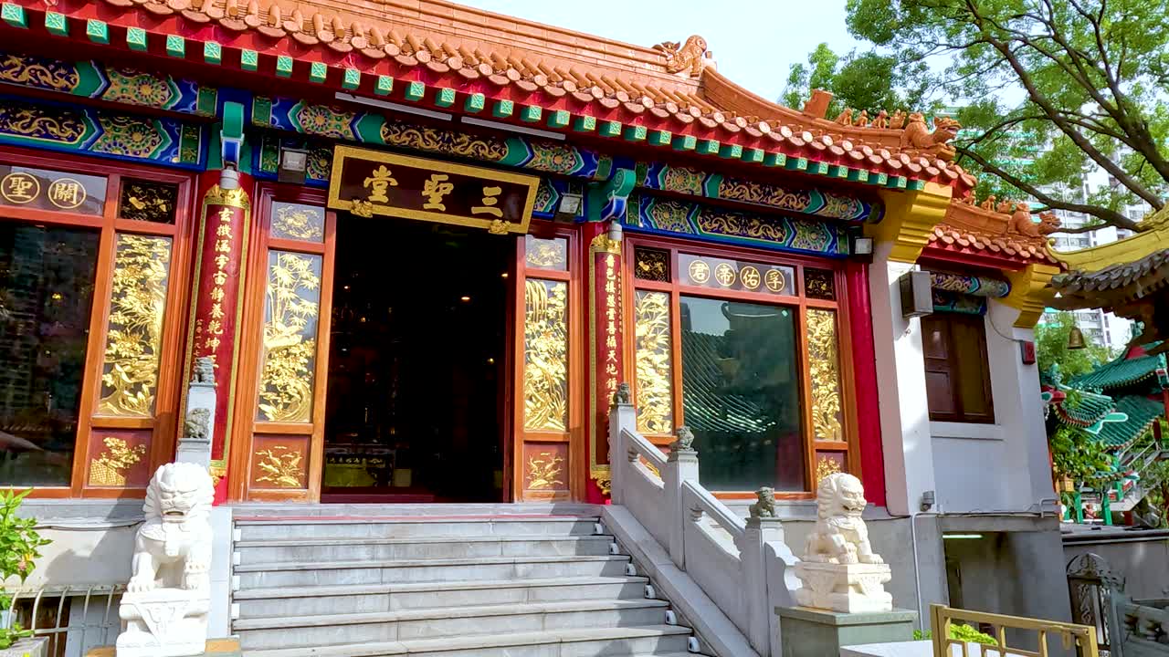 la vibrante arquitectura del templo y el entorno sereno