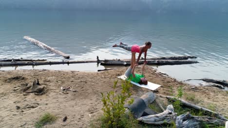 Dos-Mujeres-Practican-Acroyoga-4k